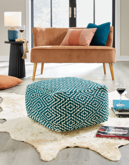 Brynnsen Pouf - Evans Furniture (CO)