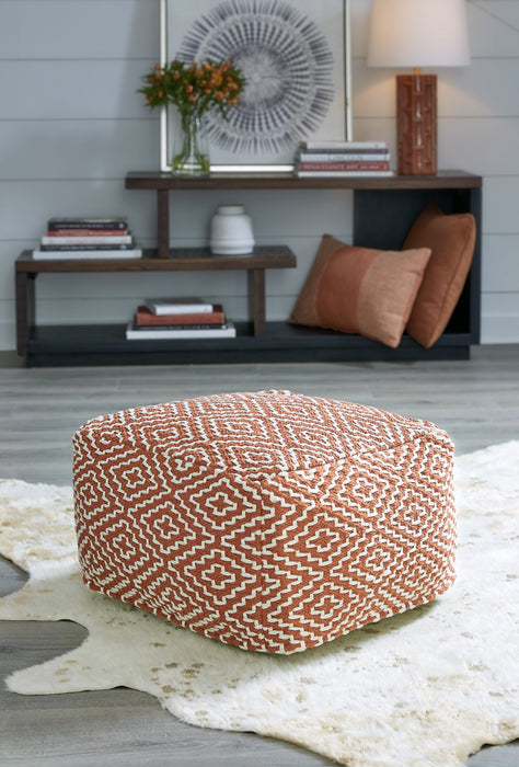 Brynnsen Pouf - Evans Furniture (CO)