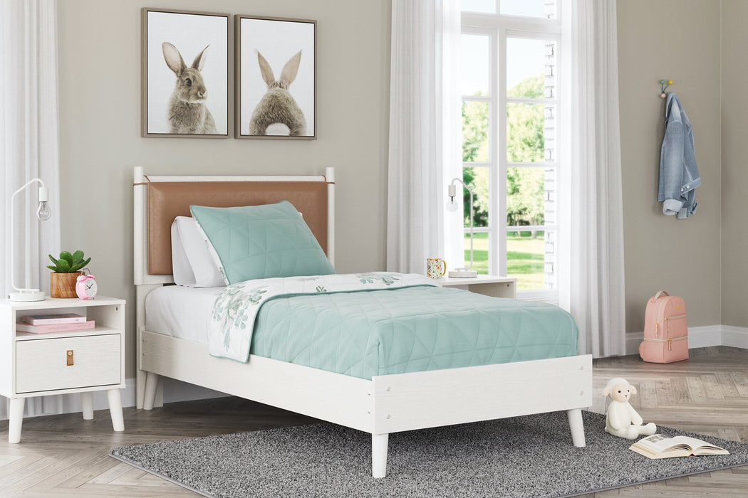 Aprilyn Bed - Evans Furniture (CO)